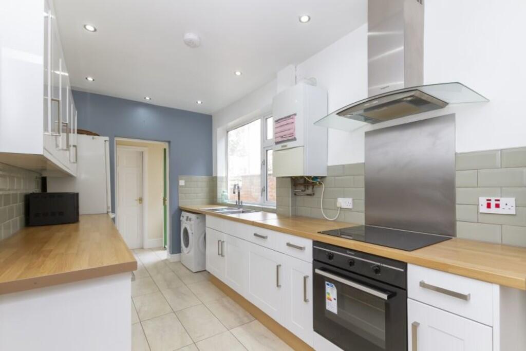 3 bed Mid Terraced House for rent in Leicester. From Keywest Estate Agents - Leicester