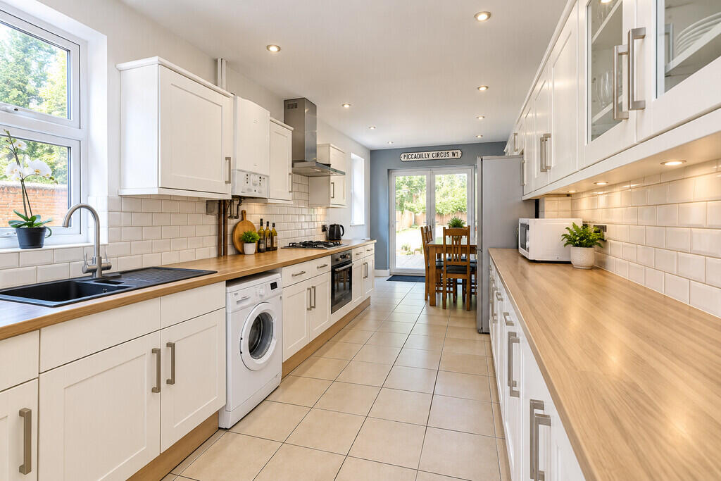 5 bed Mid Terraced House for rent in Leicester. From Keywest Estate Agents - Leicester
