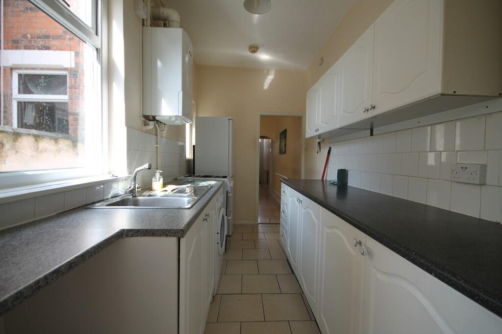 4 bed Mid Terraced House for rent in Leicester. From Keywest Estate Agents - Leicester