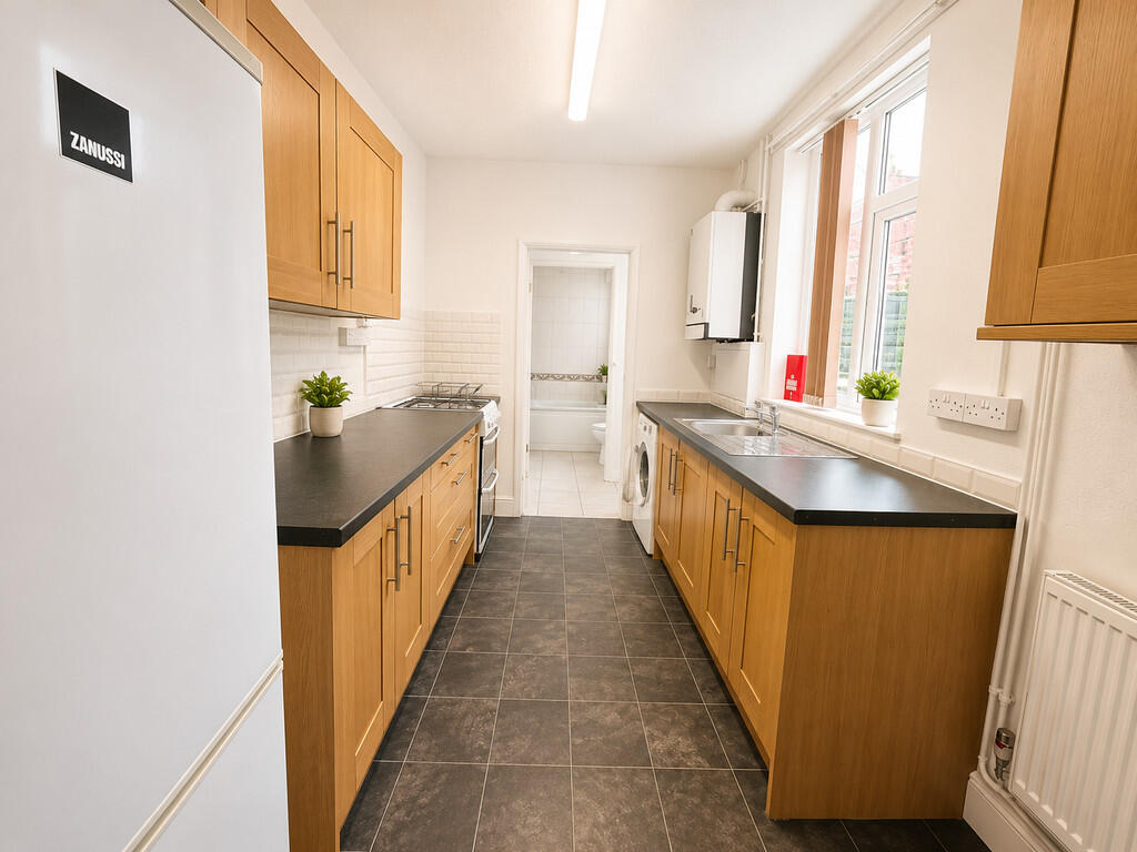 4 bed Mid Terraced House for rent in Leicester. From Keywest Estate Agents - Leicester