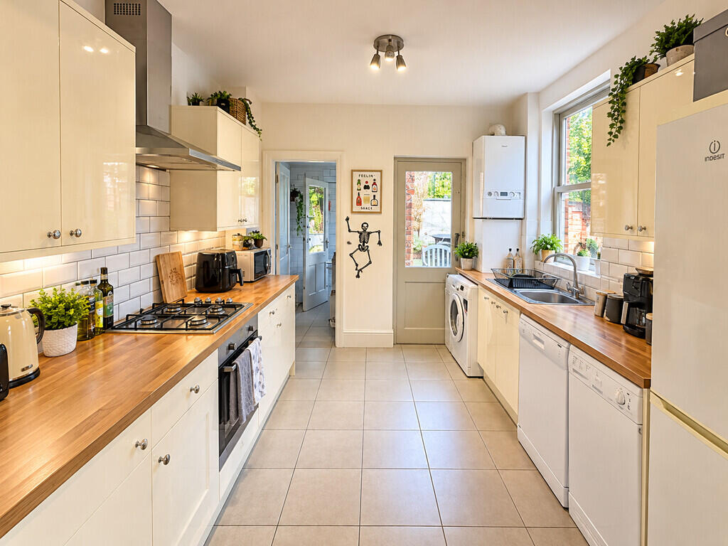 4 bed Mid Terraced House for rent in Leicester Forest East. From Keywest Estate Agents - Leicester