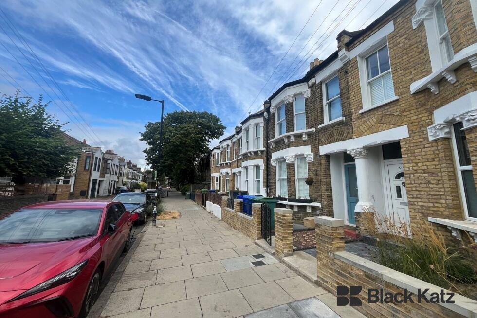 5 bed 1st Floor Flat for rent in Camberwell. From Black Katz - London Bridge