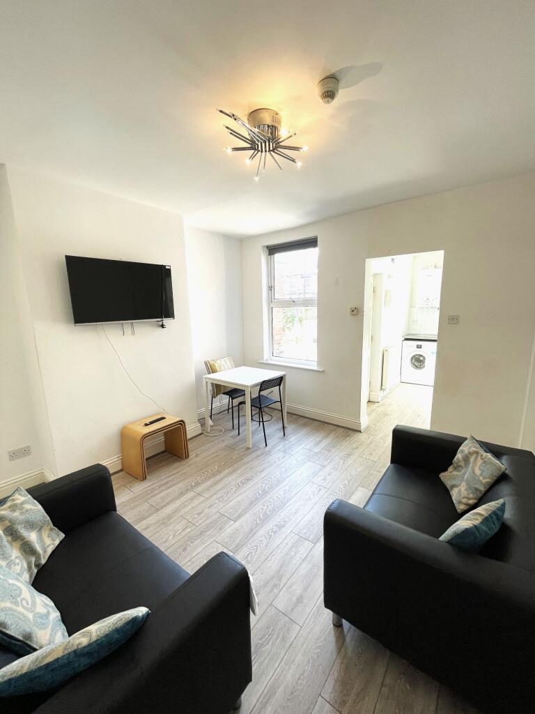 4 bed House Share for rent in Long Line. From Dove Properties - Sheffield