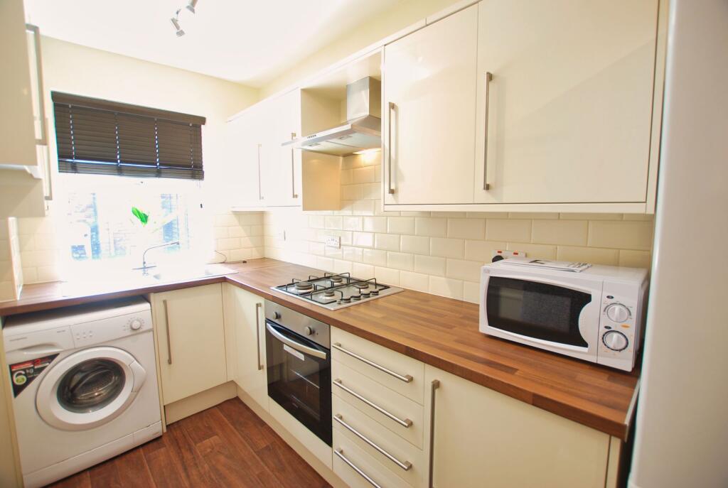 3 bed House Share for rent in Long Line. From Dove Properties - Sheffield