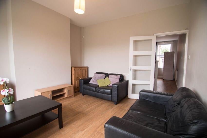 3 bed House Share for rent in Long Line. From Dove Properties - Sheffield