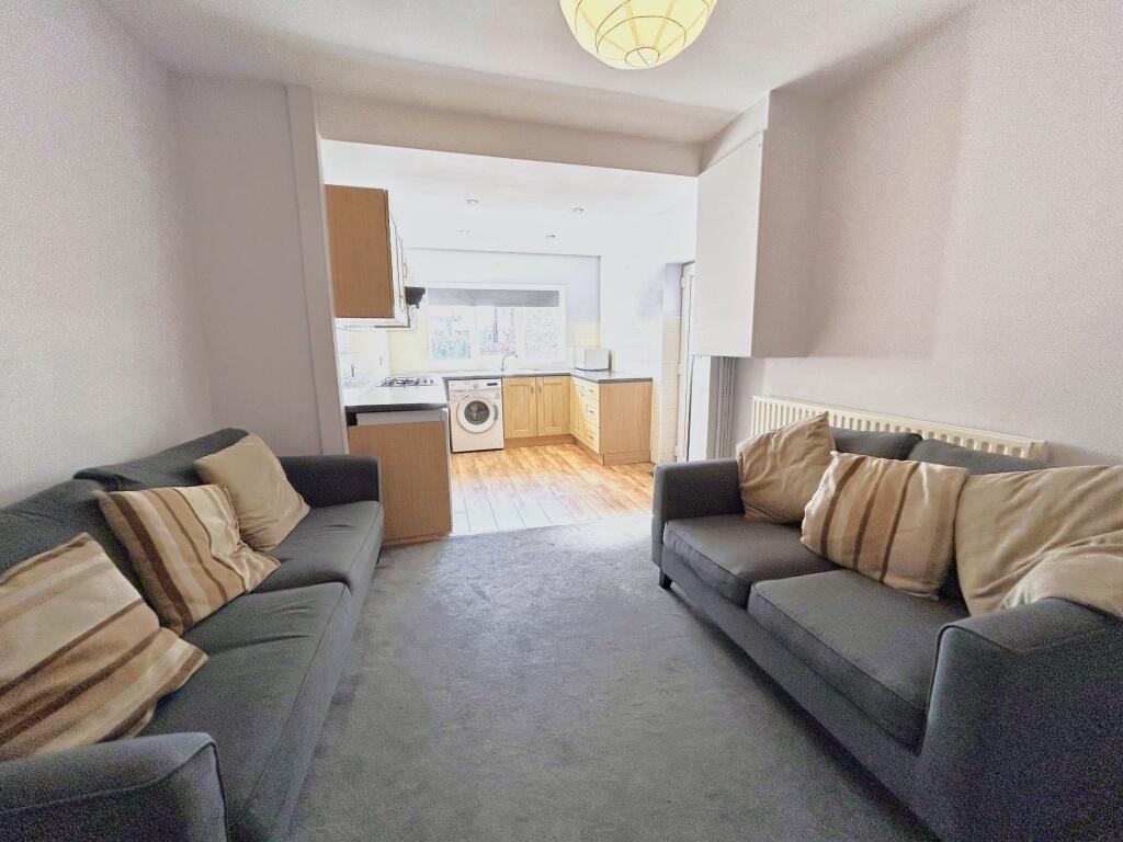 3 bed House Share for rent in Long Line. From Dove Properties - Sheffield