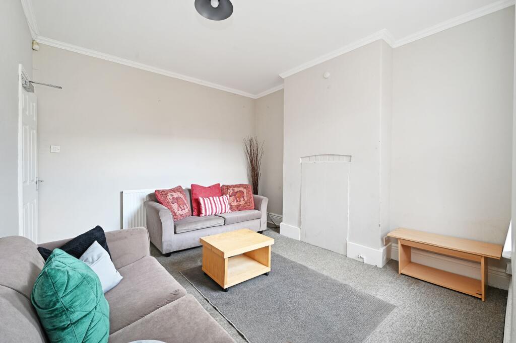 5 bed House Share for rent in Long Line. From Dove Properties - Sheffield