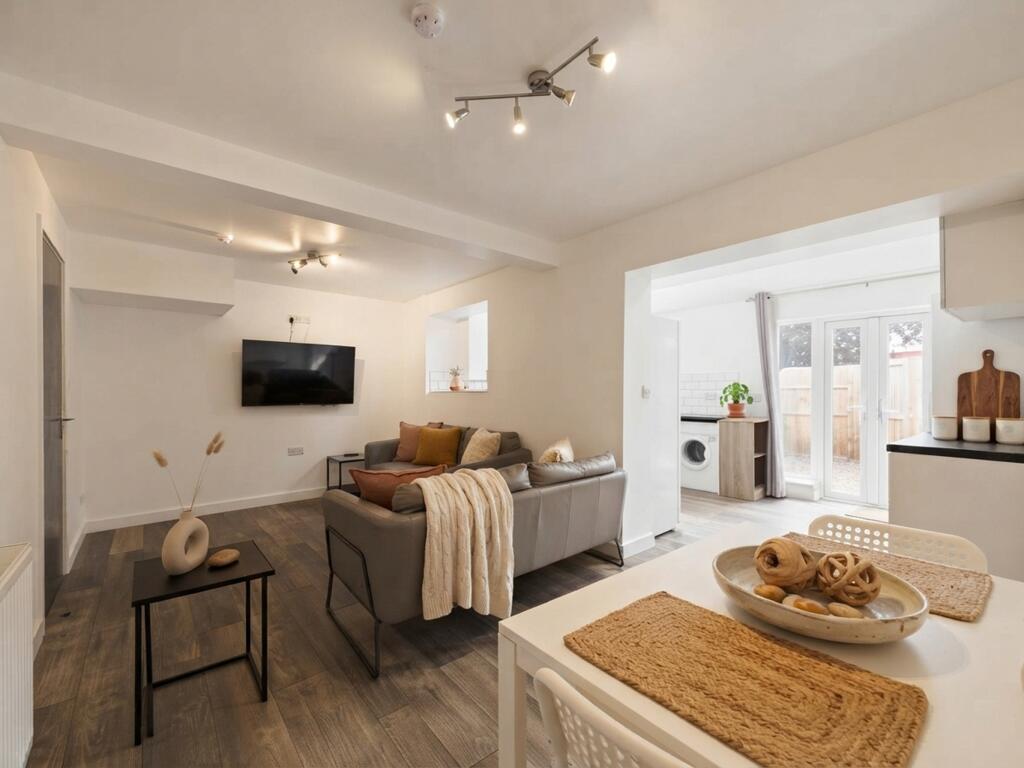 6 bed Semi Detached for rent in Leeds. From Dwell - Headingley