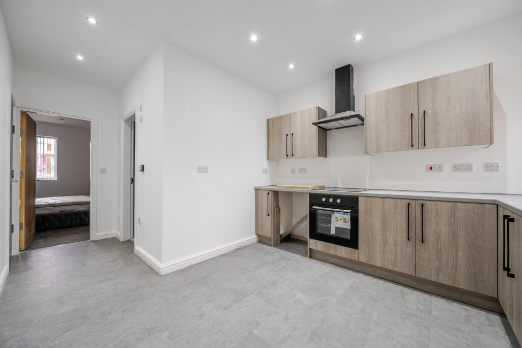 2 bed 1st Floor Flat for rent in Salford. From Madina Property - Manchester