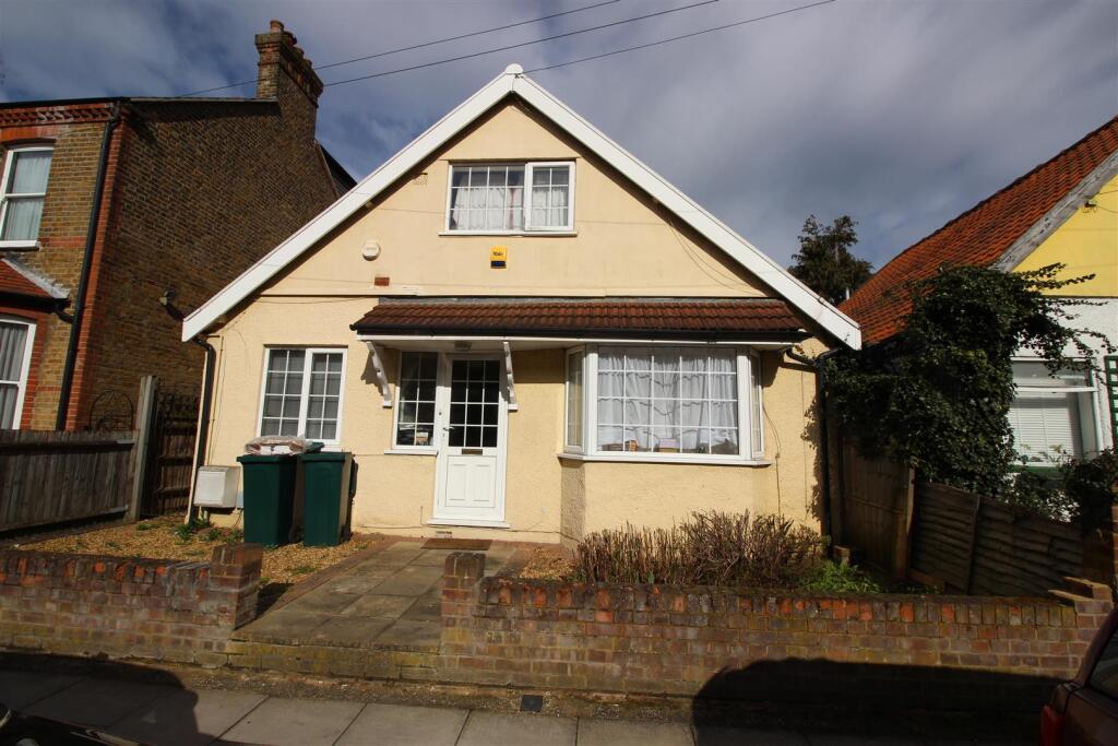 6 bed Detached bungalow for rent in Uxbridge. From Evans & Company