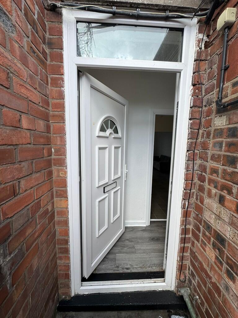 4 bed Mid Terraced House for rent in Manchester. From 1 Click Move - Manchester
