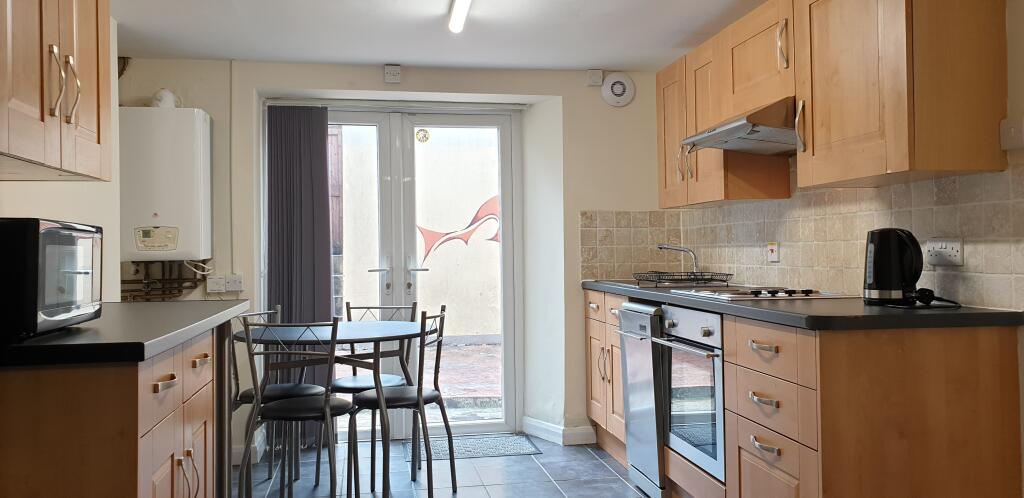 3 bed Mid Terraced House for rent in Plymouth. From A Home After Halls - Plymouth