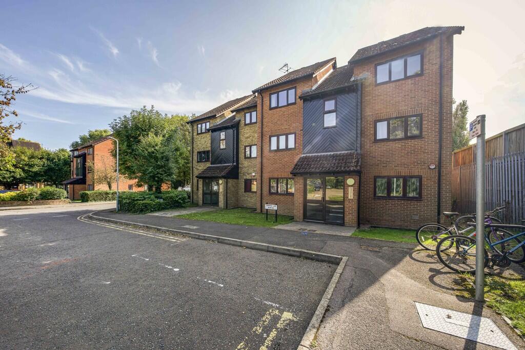 1 bed Apartment for rent in Uxbridge. From Andrews Turbervilles Estate Agents - Hillingdon - Crescent Parade
