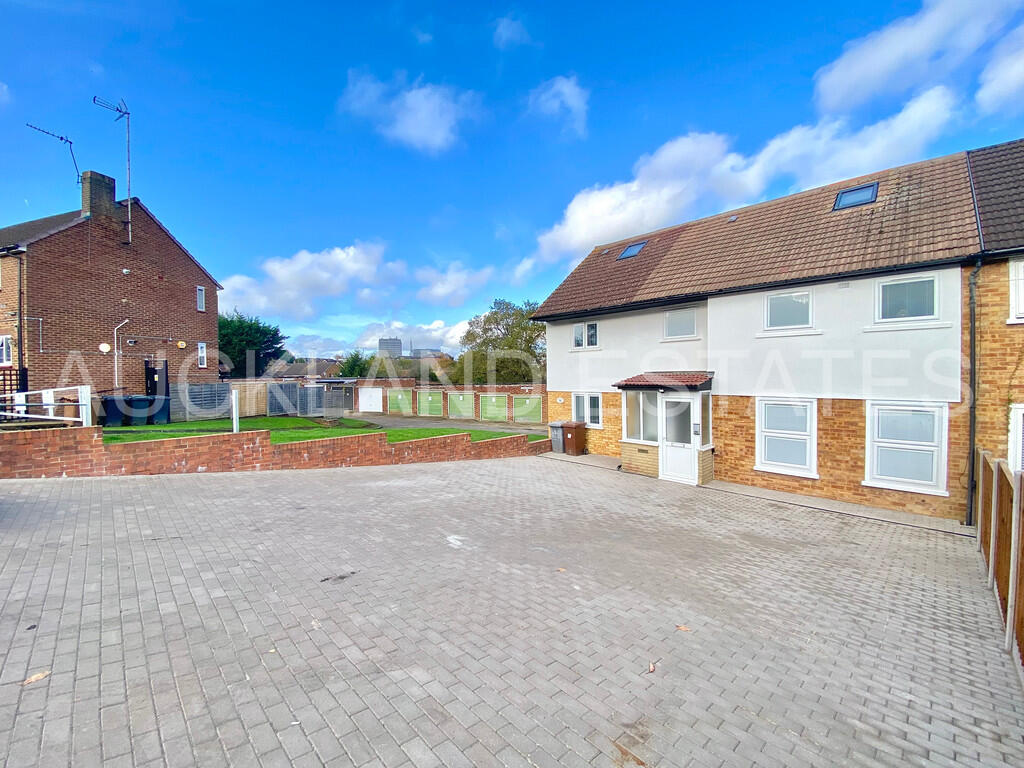 4 bed Studio for rent in Potters Bar. From Auckland Estates Limited - Potters Bar 4 bed Studio for rent in Potters Bar. From Auckland Estates Limited - Potters Bar