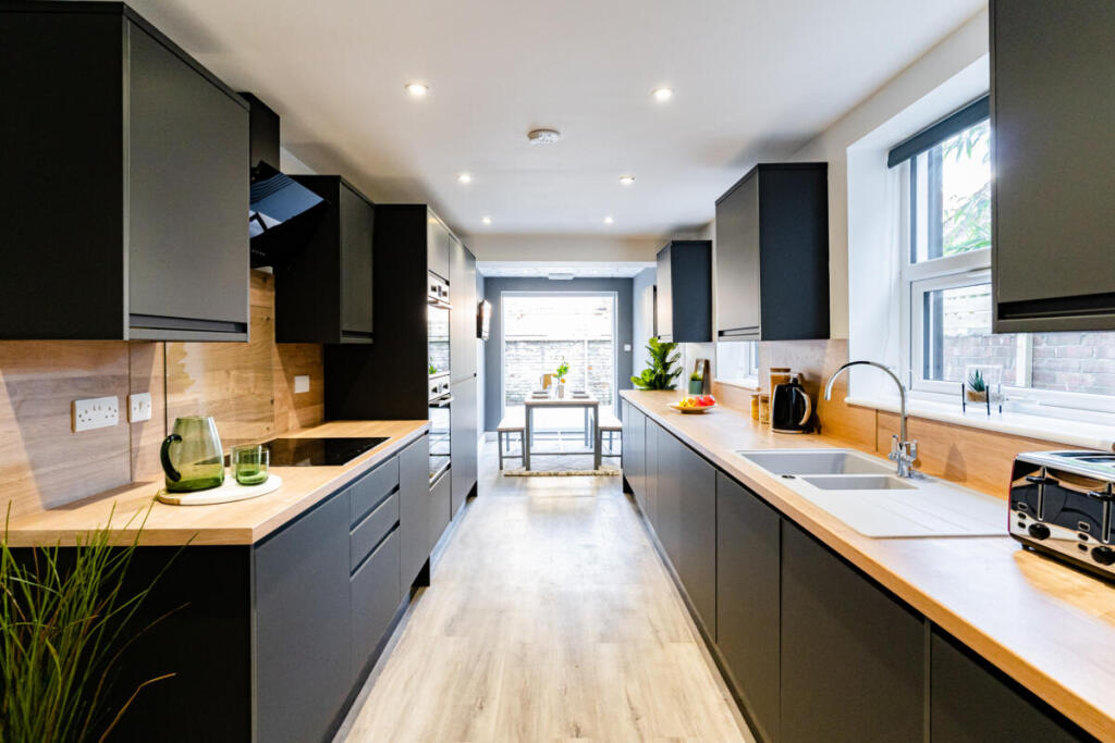 7 bed Mid Terraced House for rent in Portsmouth. From Belvoir - Southsea