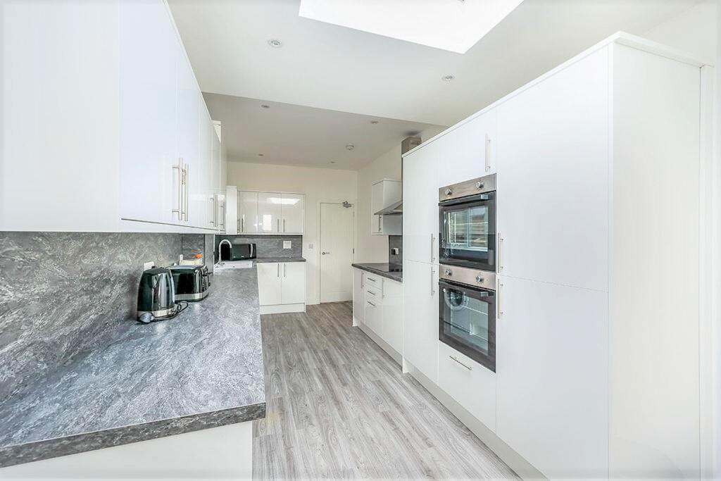 5 bed Mid Terraced House for rent in Portsmouth. From Belvoir - Southsea