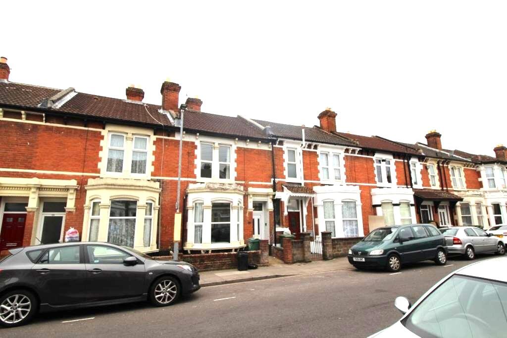 5 bed Mid Terraced House for rent in Portsmouth. From Belvoir - Southsea 5 bed Mid Terraced House for rent in Portsmouth. From Belvoir - Southsea