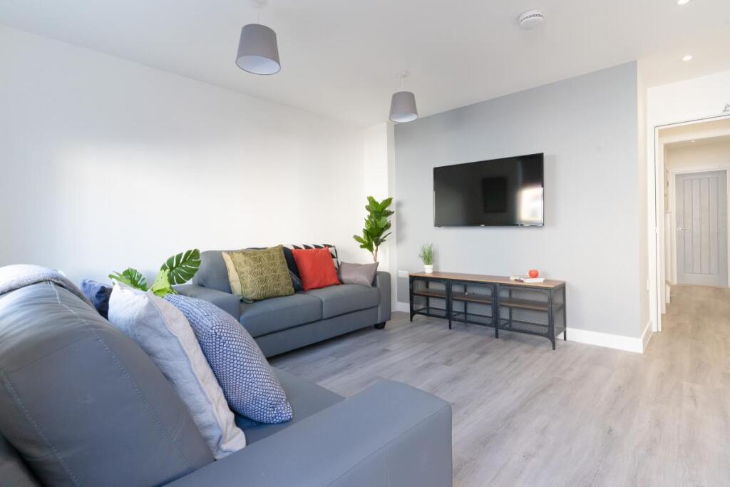 6 bed Mid Terraced House for rent in Portsmouth. From Belvoir - Southsea