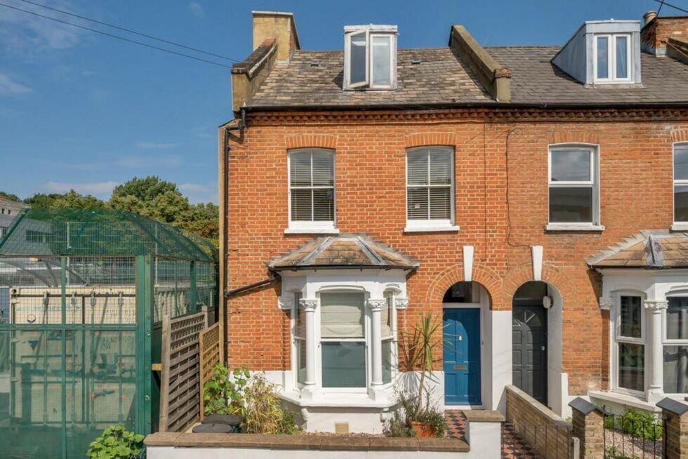 6 bed Mid Terraced House for rent in Hornsey. From Black Katz - Islington