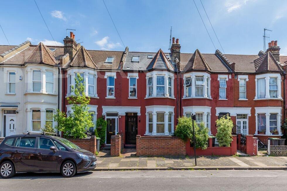 5 bed 1st Floor Flat for rent in Wood Green. From Black Katz - Islington