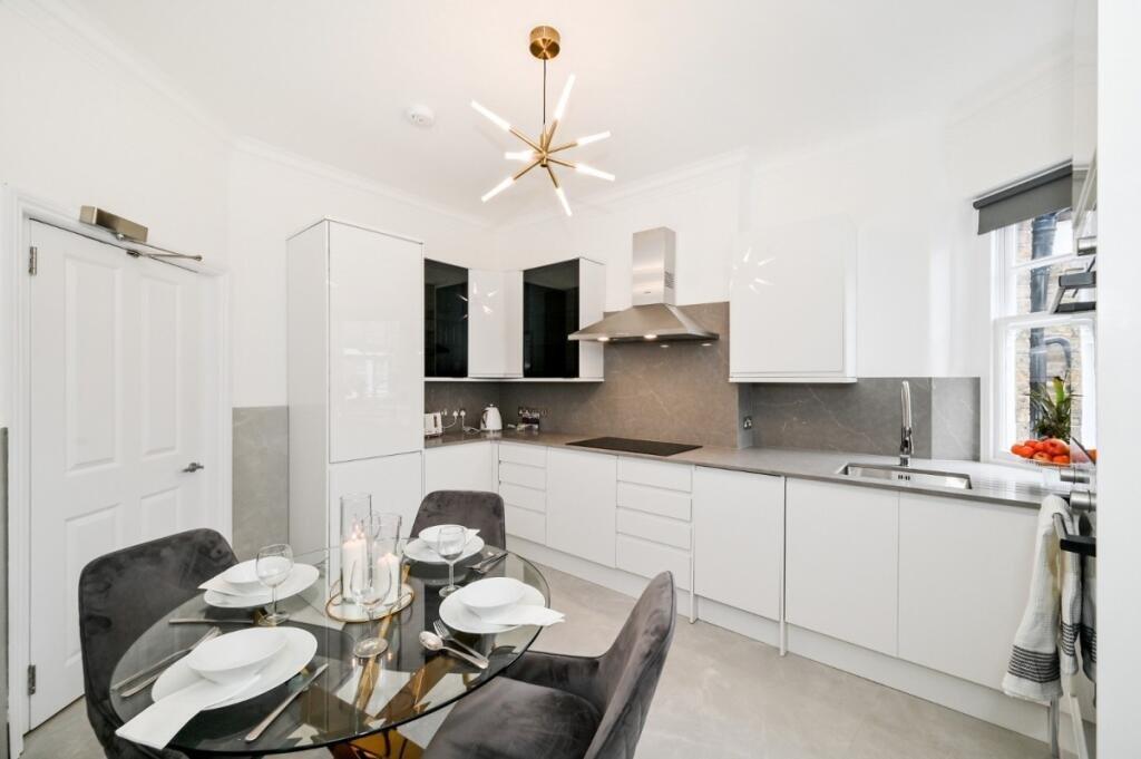 4 bed 1st Floor Flat for rent in Kensington. From Chestertons Estate Agents - Fulham Road Lettings