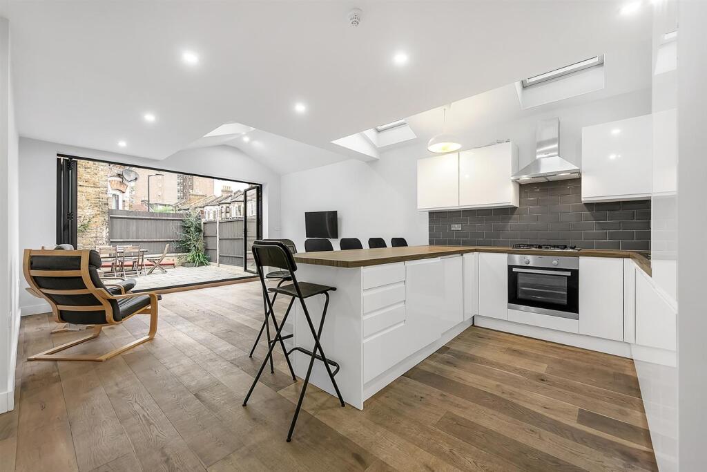 6 bed End of Terrace for rent in London. From Gareth James Property - South East London