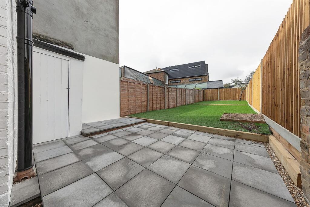 5 bed Mid Terraced House for rent in Deptford. From Gareth James Property - South East London