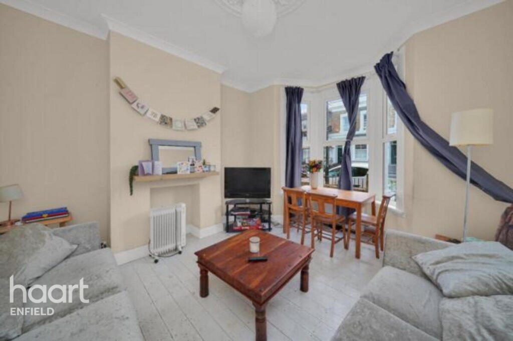 6 bed Mid Terraced House for rent in London. From haart - Enfield