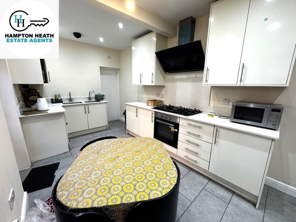 1 bed Mid Terraced House for rent in Woodley. From Hampton-Heath - Staines-upon-Thames