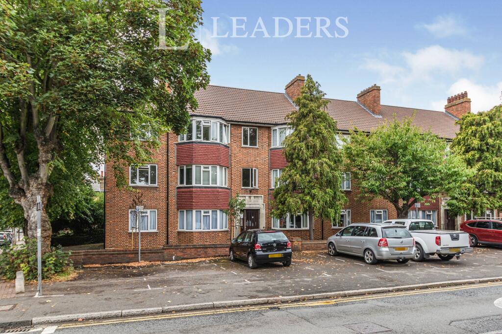 3 bed 1st Floor Flat for rent in Kingston upon Thames. From Leaders Sales - Kingston Upon Thames