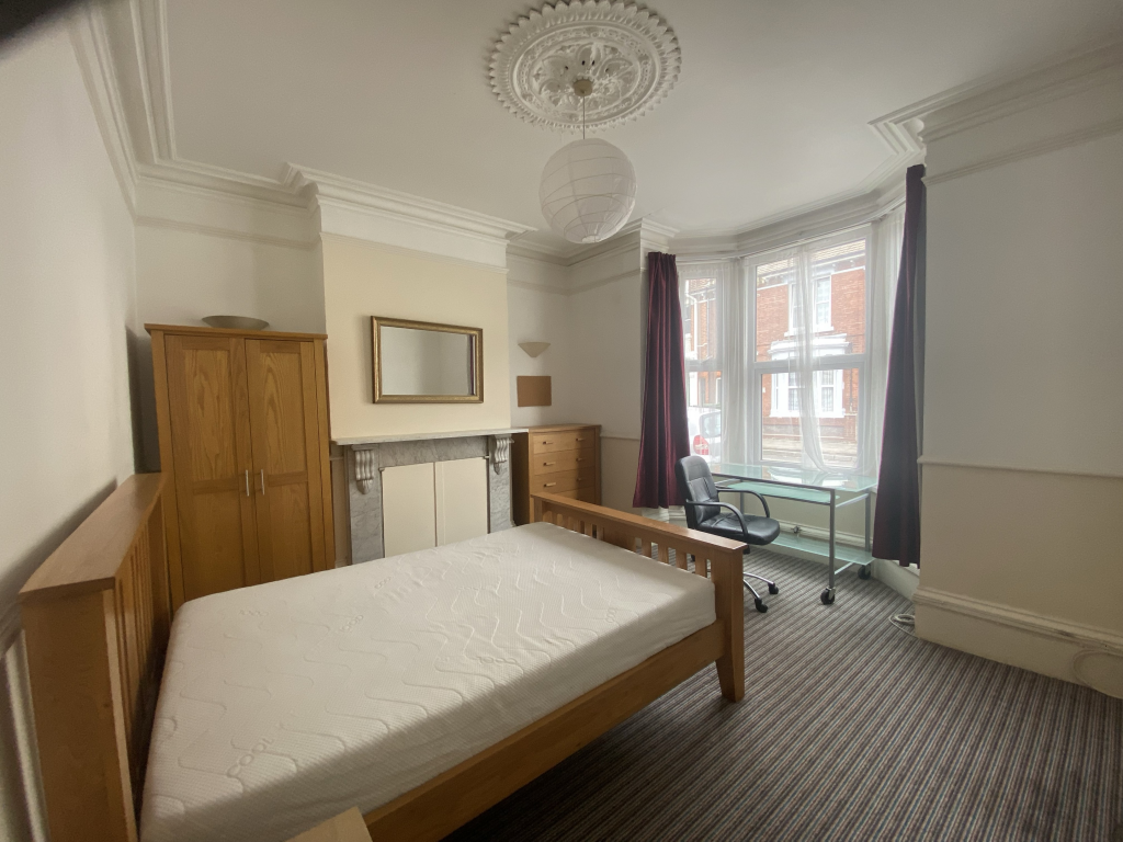 5 bed Mid Terraced House for rent in Portsmouth. From Leaders Lettings - Southsea