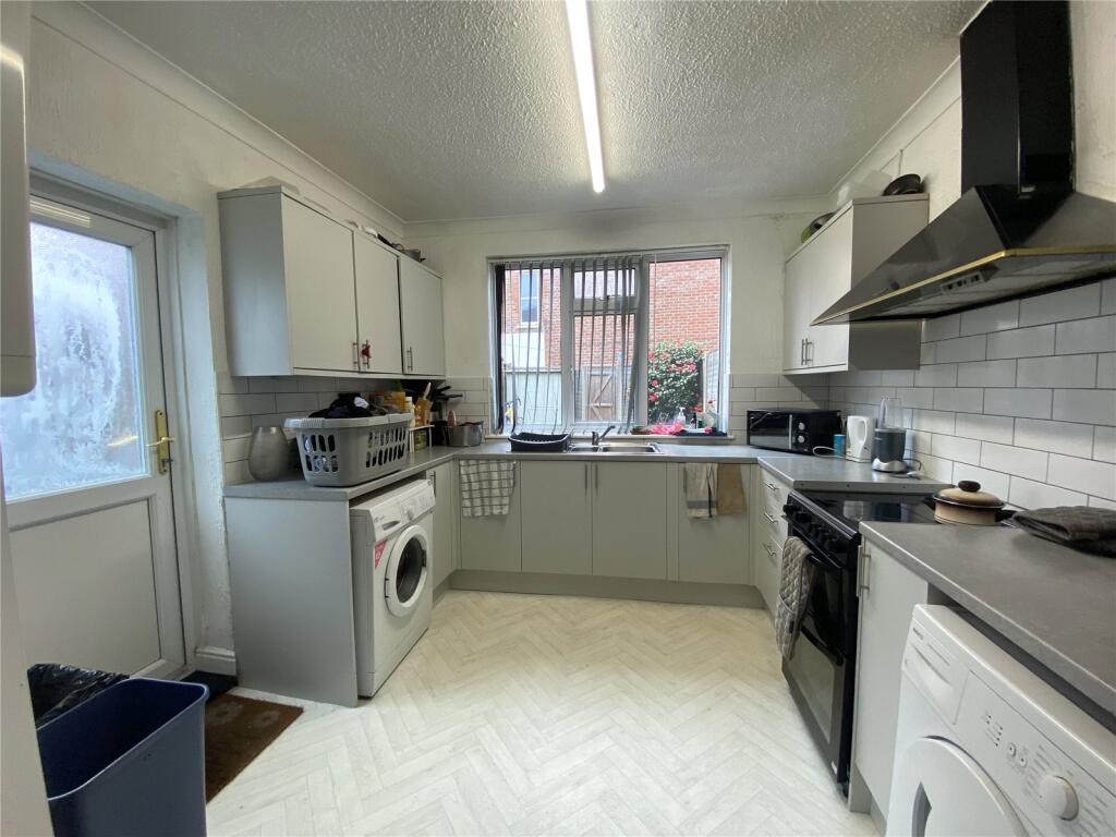 5 bed Mid Terraced House for rent in Portsmouth. From Leaders Lettings - Southsea