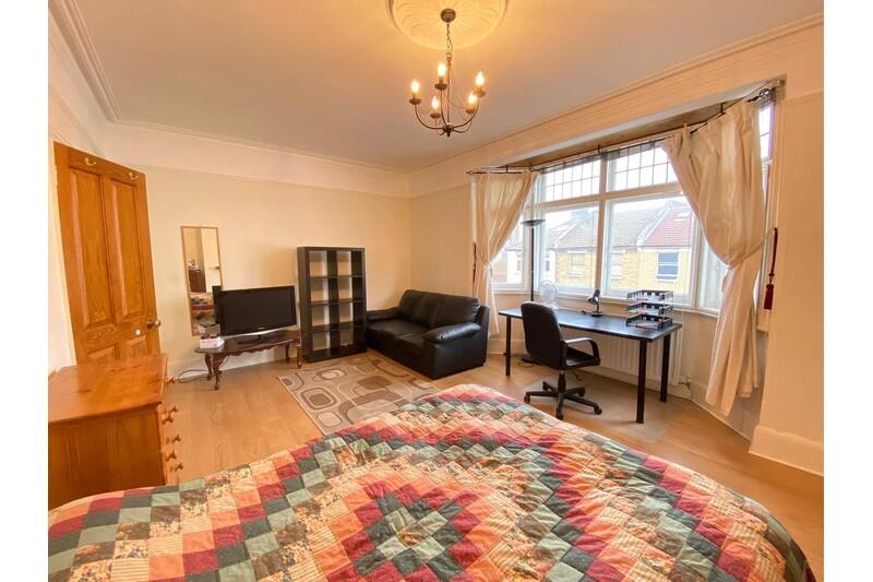 3 bed 1st Floor Flat for rent in Hammersmith. From LONDON HomeLets Ltd