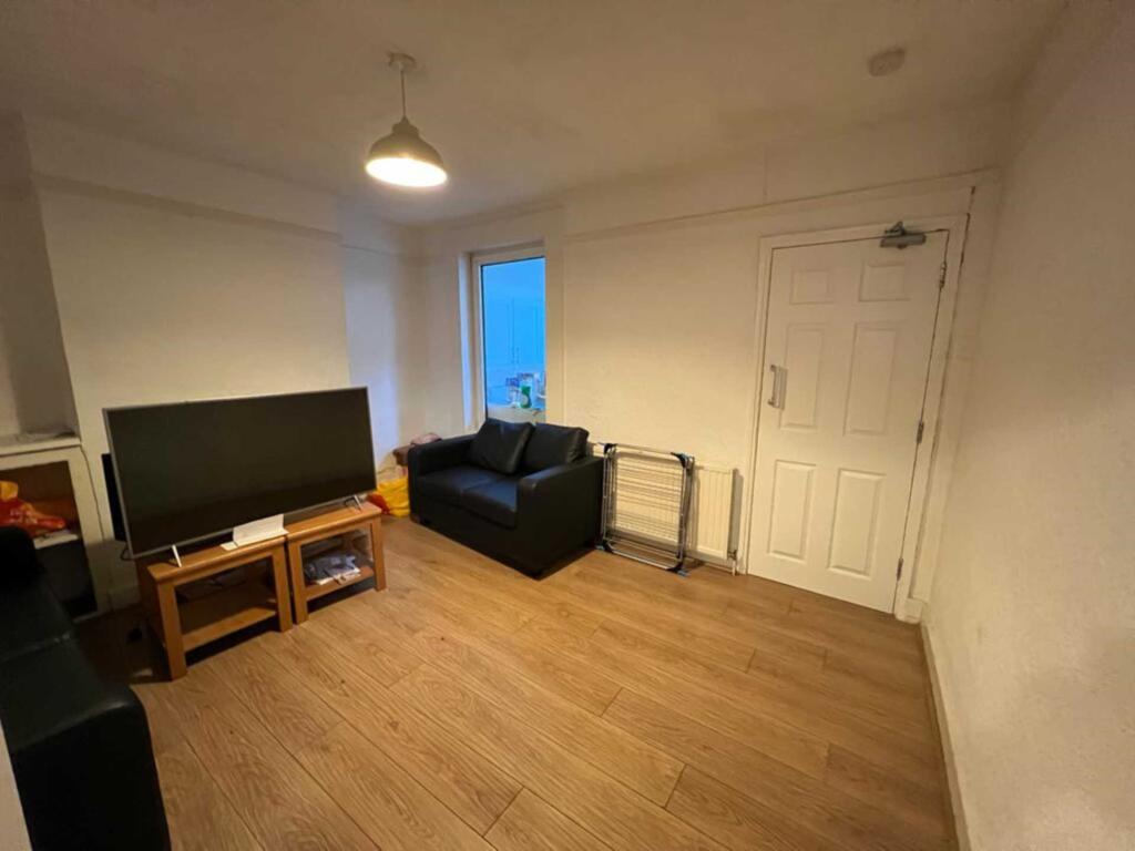4 bed Detached for rent in Reading. From Martyn Russell Property Services - Reading