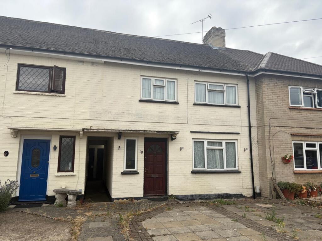 5 bed Mid Terraced House for rent in Bishopsgate. From Nevin and Wells Residential - Egham
