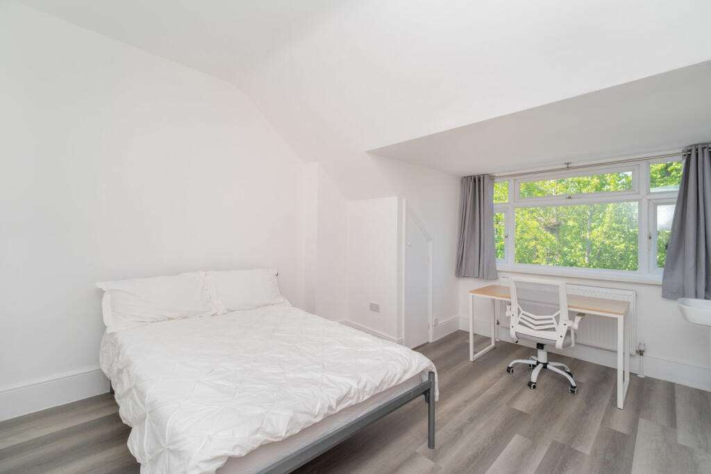 4 bed House Share for rent in London. From Northfields - The Broadway