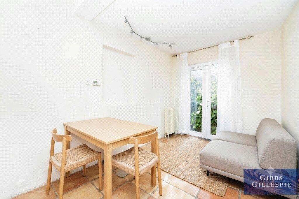 2 bed 1st Floor Flat for rent in London. From Northfields - The Broadway