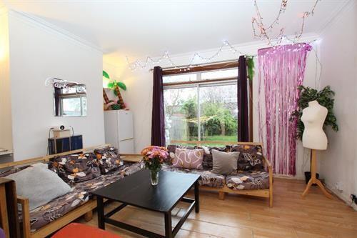 6 bed Mid Terraced House for rent in Kingston upon Thames. From Northwood - Epsom