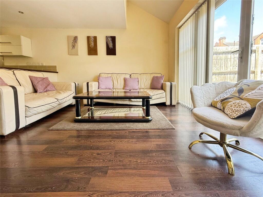 4 bed Mid Terraced House for rent in Leicester. From Oliver Rayns - Leicester