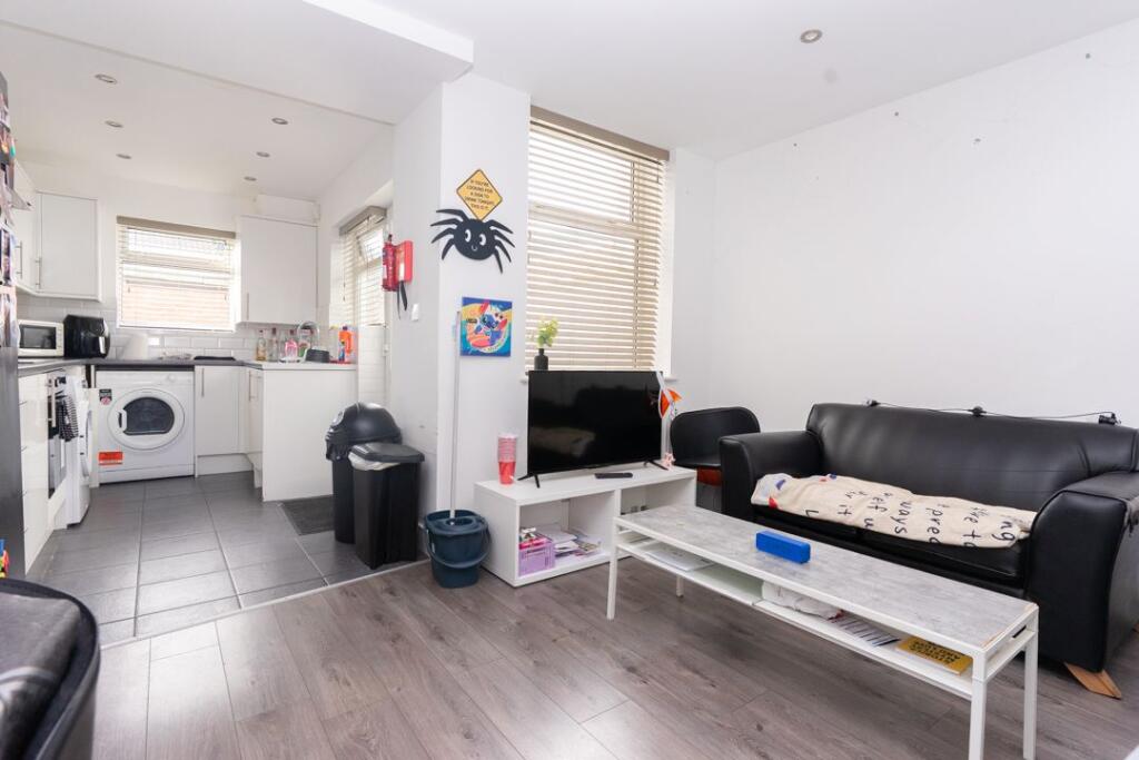 5 bed Mid Terraced House for rent in Liverpool. From Point Properties - Liverpool