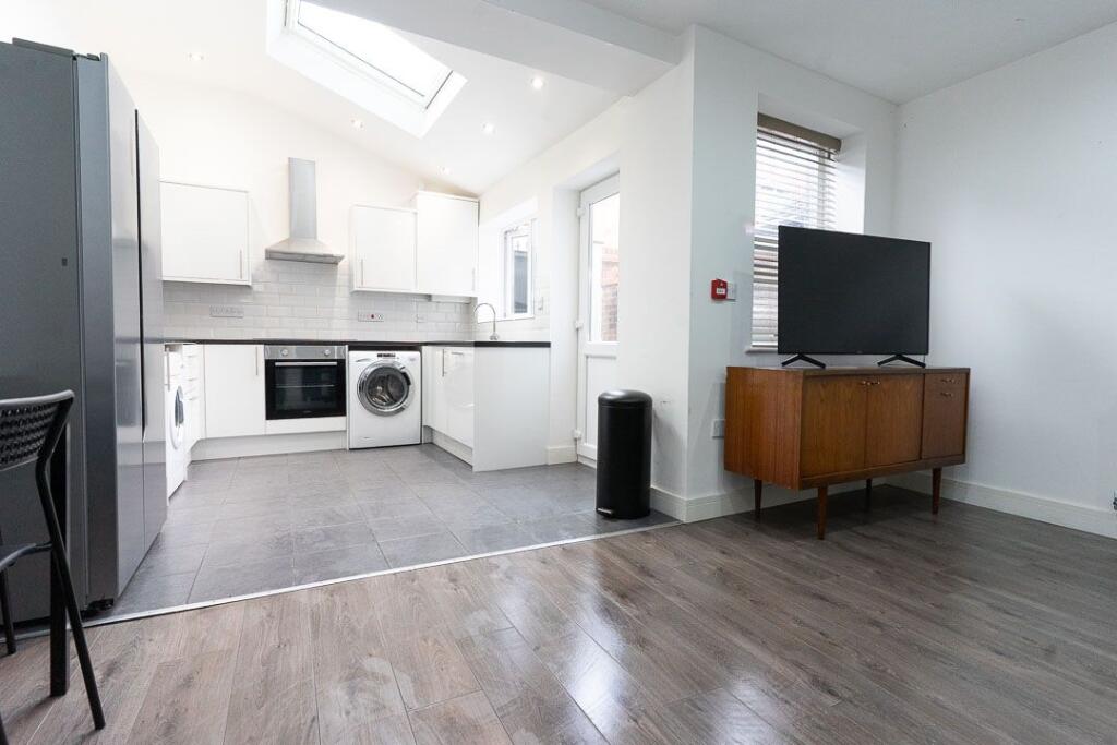 5 bed Mid Terraced House for rent in Liverpool. From Point Properties - Liverpool