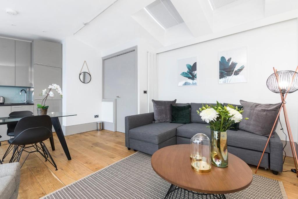 2 bed 1st Floor Flat for rent in Kensington. From PVL Properties Ltd