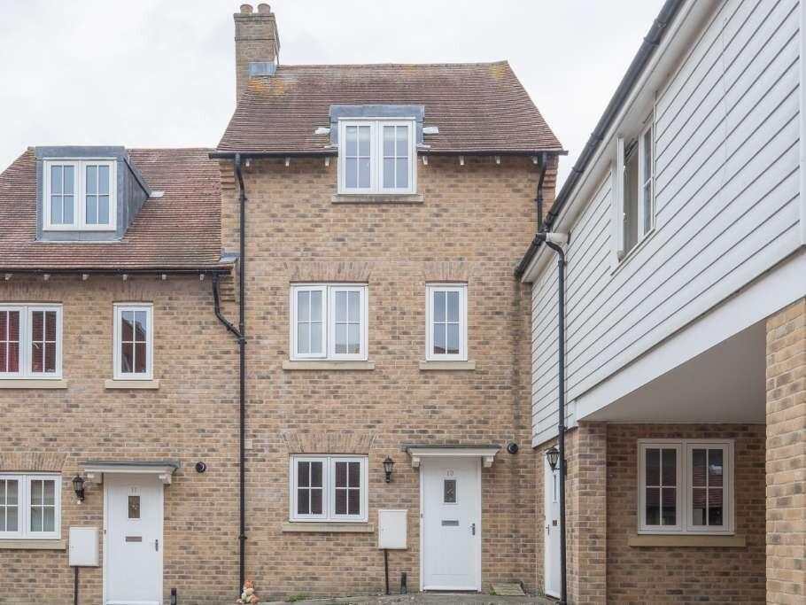 1 bed Mid Terraced House for rent in Canterbury. From The Good Estate Agent - Hythe
