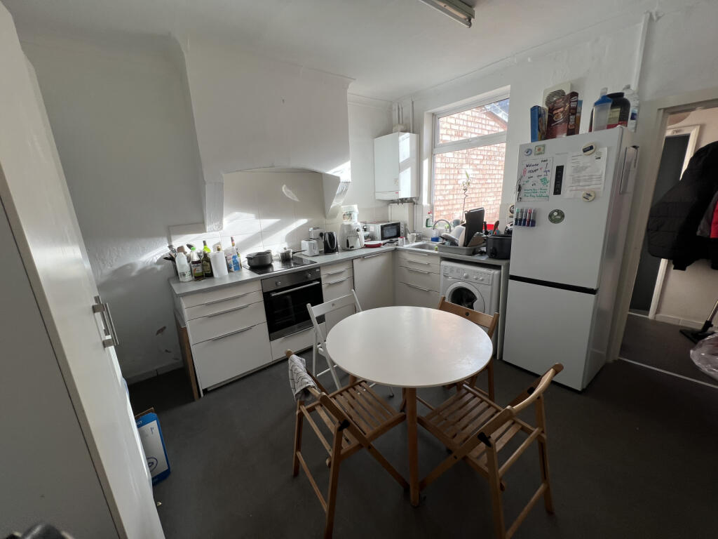 4 bed Mid Terraced House for rent in Nottingham. From Tomlinson Estate Management Limited - Lenton