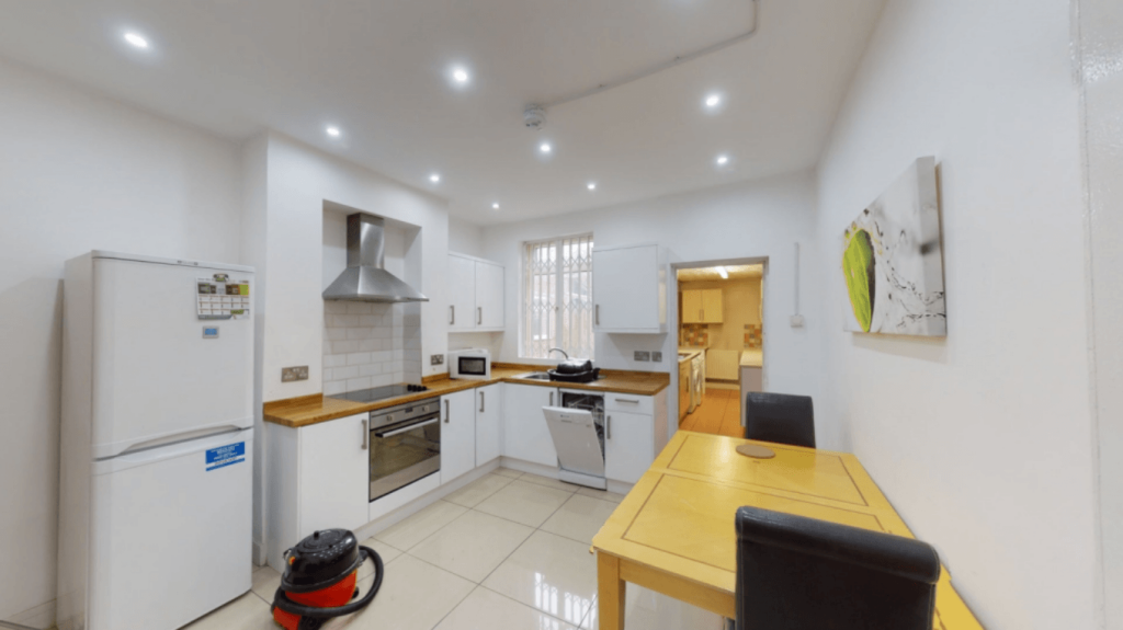 3 bed Mid Terraced House for rent in Nottingham. From Tomlinson Estate Management Limited - Lenton