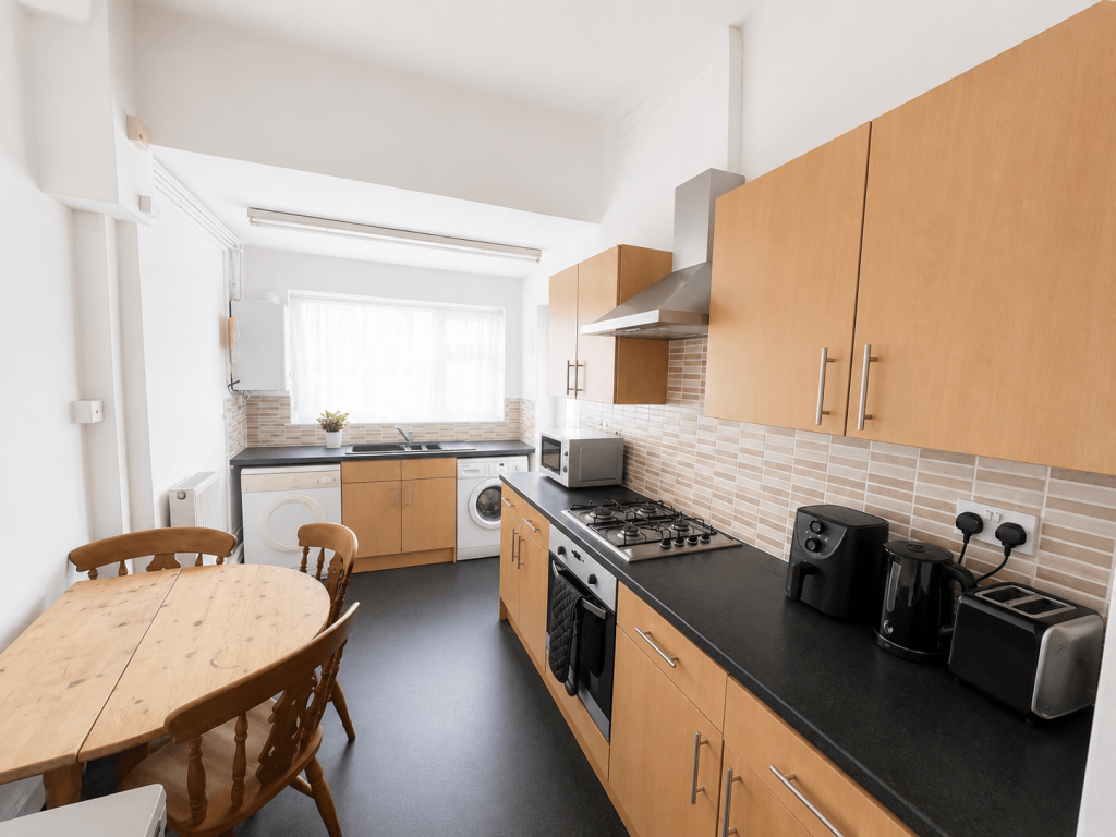 5 bed Mid Terraced House for rent in Nottingham. From Tomlinson Estates