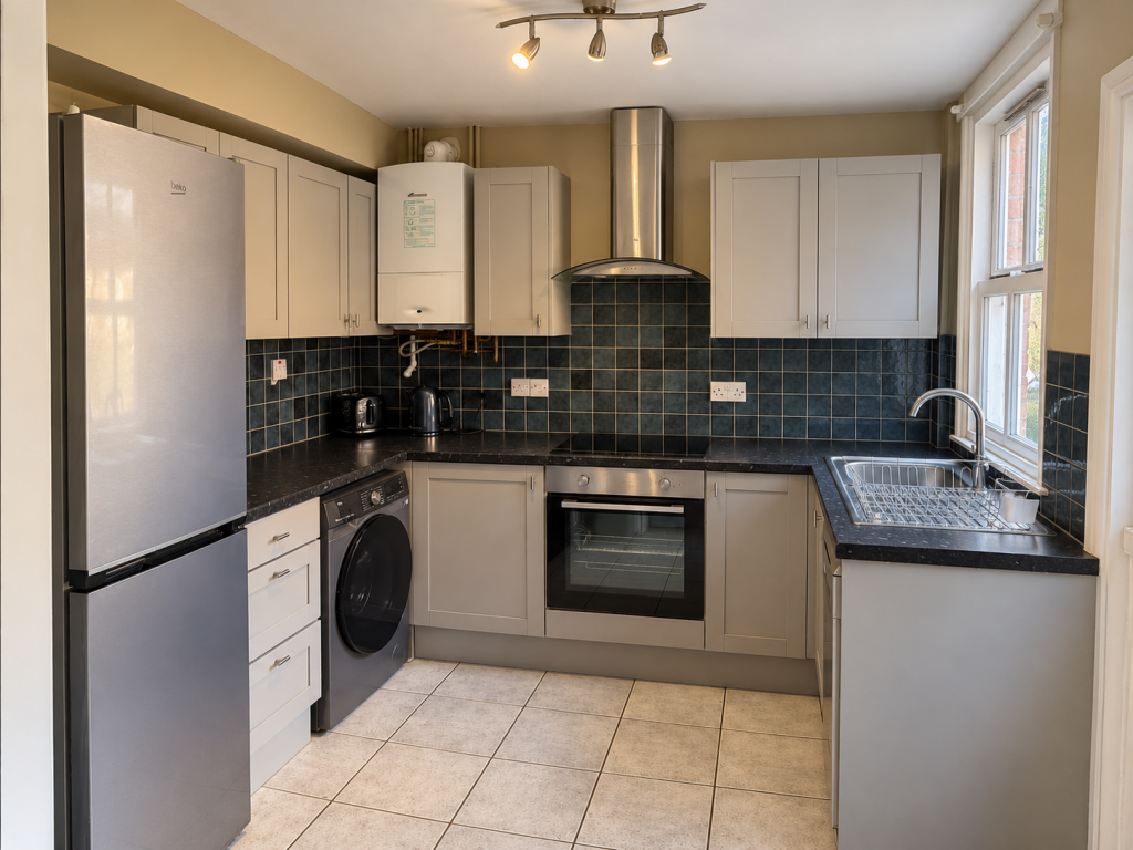 5 bed Semi Detached for rent in Nottingham. From Tomlinson Estates 5 bed Semi Detached for rent in Nottingham. From Tomlinson Estates