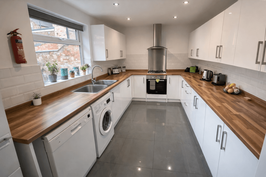6 bed Mid Terraced House for rent in Nottingham. From Tomlinson Estates