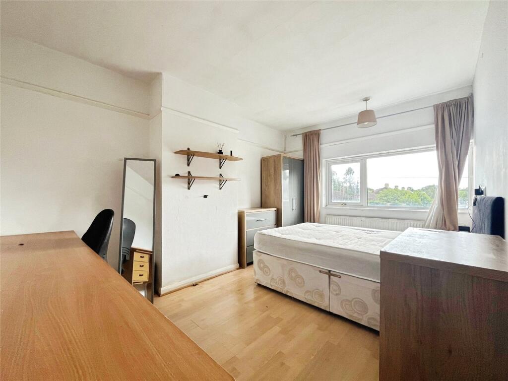 6 bed Mid Terraced House for rent in Bishopsgate. From Townends Regents