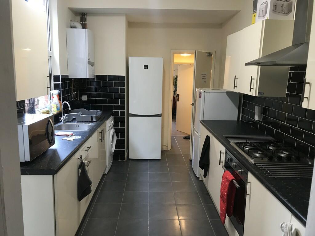 5 bed Mid Terraced House for rent in Coventry. From Envisage Sales & Lettings - Coventry